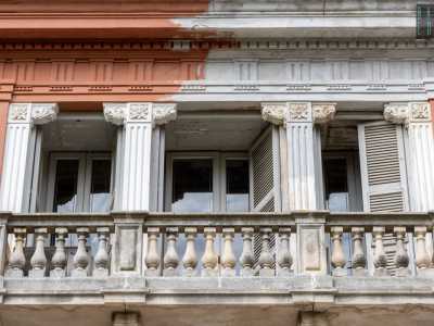 ...con ai lati mensolette a decoro vegetale. Queste reggono un fregio �bicolore� con metope e triglifi sovrastato a sua volta da un cornicione aggettante e fastigio sommitale con stemma